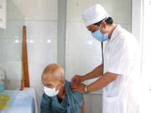 Bác sĩ phụ trách chương trình Phòng chống lao Quốc gia ở huyện Thốt Nốt đang khám bệnh cho bệnh nhân. Ảnh: BÍCH NGỌC