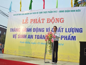 Ông Nguyễn Quang Duy, Phó Chủ tịch UBND quận Ninh Kiều, Trưởng Ban chỉ đạo liên ngành VSATTP quận phát biểu tại buổi lễ.