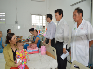 BS CKII Cao Minh Chu (đứng giữa), Phó Giám đốc Sở Y tế, đến giám sát công tác khám và điều trị bệnh nhi mắc sởi tại Bệnh viện Nhi Đồng Cần Thơ.