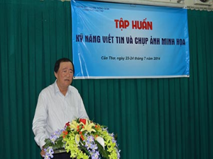BS.CKII Nguyễn Trung Nghĩa, Phó Giám đốc Sở Y tế phát biểu tại buổi khai mạc lớp tập huấn “Kỹ năng viết tin và chụp ảnh minh họa” tại Trung tâm Truyền thông Giáo dục sức khỏe.