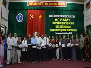 BS.CKII Huỳnh Văn Nhanh, Phó Giám đốc Sở Y tế (đứng giữa) và bà Hồ Kim Dung, Chủ tịch Công đoàn ngành Y tế (bìa phải) trao quà cho các đại biểu cán bộ công đoàn qua các thời kỳ