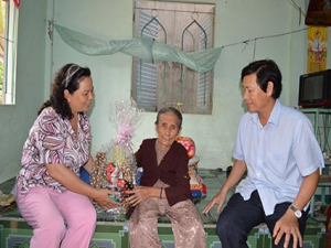BS.CKII Cao Minh Chu, Phó Giám đốc Sở Y tế và bà Hồ Kim Dung, Chủ tịch Công đoàn ngành Y tế đại diện đoàn tặng quà cho mẹ Việt Nam Anh hùng Lê Thị Năm.