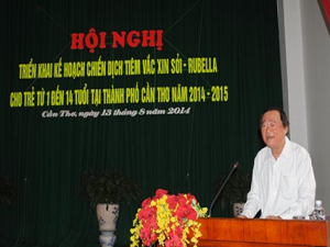 BS.CKII Nguyễn Trung Nghĩa, Phó Giám đốc Sở Y tế, trao đổi và trả lời các câu hỏi của đại biểu.