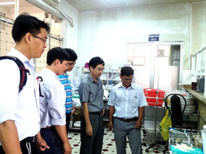 Đoàn đi kiểm tra việc thu gom, phân loại chất thải rắn tại một số khoa, phòng ở Bệnh viện Đa khoa TP Cần Thơ.