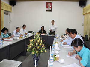 Đồng chí Lê Việt Triều, Phó Bí thư Đảng ủy Khối Cơ quan Dân chính Đảng, phát biểu góp ý với Đảng ủy Sở Y tế trong buổi giám sát.