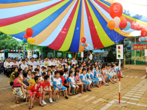 Đại biểu và học sinh Trường Mầm non Tây Đô trong buổi lễ phát động chiến dịch tiêm ngừa vắc xin sởi - Rubella tổ chức tại sân trường ngày 10/10/2014 .