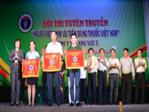 Bà Đào Thị Ngọc Dung, Phó Chủ tịch Công đoàn ngành Y tế Việt Nam trao thưởng cho ba đơn vị đạt giải A.