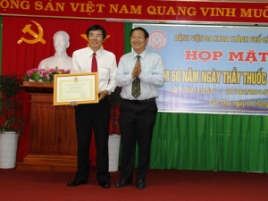 Ông Lê Văn Tâm, Phó Chủ tịch thường trực UBND thành phố, trao bằng khen của Công đoàn Y tế Việt Nam cho BS CKII Lê Văn Đạt, Phó Giám đốc bệnh viện, có thành tích xuất sắc trong năm 2014.