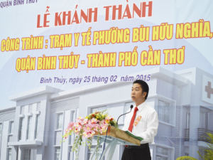 Ông Nguyễn Văn Tuấn, Phó Chủ tịch UBND quận Bình Thủy tuyên bố khánh thành Trạm Y tế phường Bùi Hữu Nghĩa.