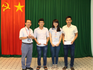 BS CKII Nguyễn Hữu Dự trao thưởng cho ba sinh viên hiến máu cứu bệnh nhân.