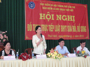 Bà Nguyễn Thị Mỹ Phương, Phó Giám đốc BHXH, trả lời thắc mắc của các đại lý thu BHYT trên địa bàn quận Thốt Nốt.