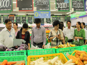 Đoàn kiểm tra mặt hàng rau củ tại siêu thị Metro Hưng Lợi.