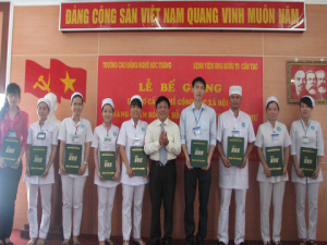 Ông Trần Minh Lý, hiệu trưởng Trường Cao đẳng nghề Sóc Trăng trao bằng tốt nghiệp cho học viên.