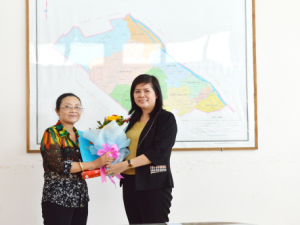BS.CKII Bùi Thị Lệ Phi, Giám đốc Sở Y tế tặng hoa và trao Quyết định nghỉ hưu cho BS.CKII Lại Kim Anh.