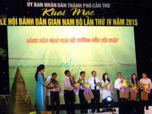 Ông Lê Hùng Dũng - Chủ tịch UBND TP. Cần Thơ trao quà lưu niệm cho các đơn vị tài trợ .