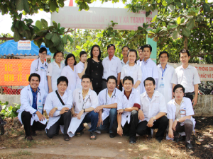 BS.CKII Bùi Thị Lệ Phi - Giám đốc Sở Y tế thành phố Cần Thơ chụp ảnh lưu niệm cùng Đội Thầy thuốc tình nguyện.