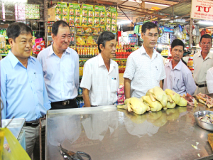 Đoàn cán bộ Viện Pastuer TP Hồ Chí Minh và lãnh đạo Sở Y tế kiểm tra việc mua bán gia cầm tại Trung tâm Thương mại Cái Khế. Ảnh: L.Y