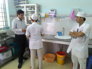 BS.CKII Cao Minh Chu, Phó giám đốc Sở Y tế, kiểm tra công tác tại Khoa Cấp cứu – BVĐK huyện Vĩnh Thạnh.