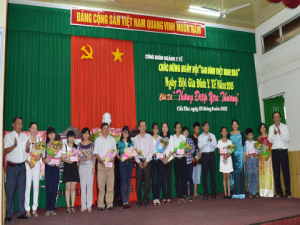 BS.CKII Nguyễn Trung Nghĩa và DS.CKII Nguyễn Phước Tồn trao quà cho các gia đình y tế tiêu biểu năm 2015