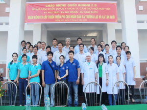 Đoàn y bác sĩ của Trung tâm Chẩn đoán Y khoa và các BV trong chuyến công tác khám chữa bệnh tình nguyện tại phường Trường Lạc, quận Ô Môn.