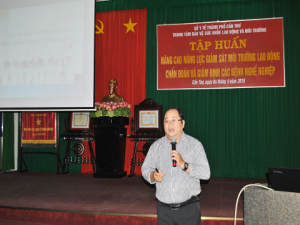 Tiến Sĩ Lê Ngọc Của, chuyên viên của Sở Y tế TP Cần Thơ đang chia sẻ với học viên về tình hình nhiễm khuẩn trên thế giới và tại Việt Nam.