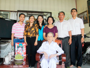 Đoàn đến thăm và chúc sức khỏe bà Lý Kim Huê là thân sinh bà Nguyễn Bích Lệ, nguyên Phó Giám đốc Sở Y tế.