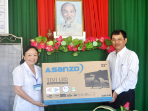 BS.CKII Nguyễn Minh Thắng - Giám đốc Trung tâm Truyền thông GDSK TP Cần Thơ trao tặng trang thiết bị truyền thông cho Trạm Y tế phường Thới An Đông
