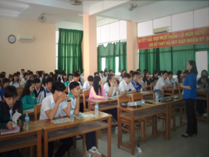 BS.CKII Nguyễn Thị Bé Năm, đang chia sẻ kiến thức về chăm sóc sức khỏe sinh sản cho học sinh huyện Cờ Đỏ.