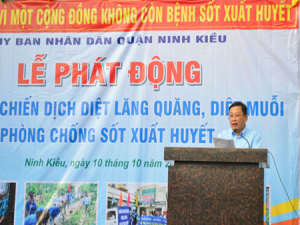 Ông Trần Tiến Dũng, Phó Chủ tịch thường trực UBND quận Ninh Kiều kêu gọi mọi người dân tích cực hưởng ứng chiến dịch.