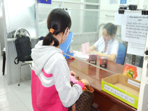 Bệnh nhân làm thủ tục uống ARV tại Phòng khám Ngoại trú, Trung tâm Y tế dự phòng Ninh Kiều.