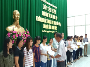 DS.CKII Nguyễn Phước Tồn, Phó Giám đốc Sở Y tế, trao giấy chứng nhận hoàn thành khóa tập huấn cho các học viên. Ảnh: Mạnh Nguyễn