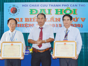 DS.CKII Nguyễn Phước Tồn trao Bằng khen của Bộ Y tế cho cá nhân có thành tích xuất sắc trong công tác hội.