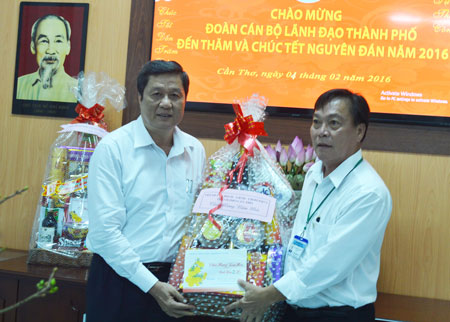 Lãnh đạo Thành ủy tặng quà Tết tại Bệnh viện Ung Bướu TP Cần Thơ.