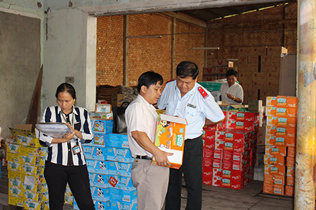 Đoàn kiểm tra liên ngành ATVSTP thành phố đang kiểm tra nguồn gốc, hạn dùng thực phẩm tại Công ty TNHH Lâm Tiến.