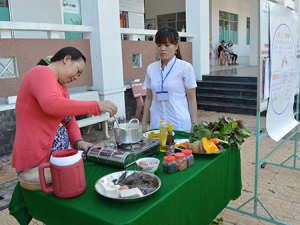 Các bà mẹ thực hành nấu cháo dinh dưỡng tại trạm y tế phường Trường Lạc, quận Ô Môn.