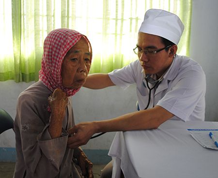 Thầy thuốc tình nguyện thành phố Cần Thơ đang khám bệnh cho người bệnh nghèo vùng nông thôn xa.
