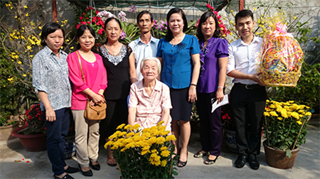 Bác sĩ CKII Bùi Thị Lệ Phi, Giám Sở Y tế Cần Thơ cùng các thành viên  chụp hình lưu niệm cùng gia đình bà Phan Thị Thu Ngân, Trưởng phòng kế hoạch tài chính, Sở Y tế Cần Thơ.