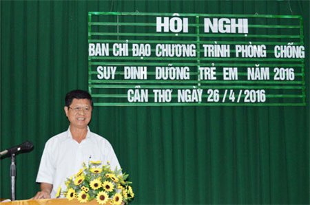BS.CKI Huỳnh Văn Nhanh, Phó Giám đốc Sở Y tế, phát biểu tại hội nghị.