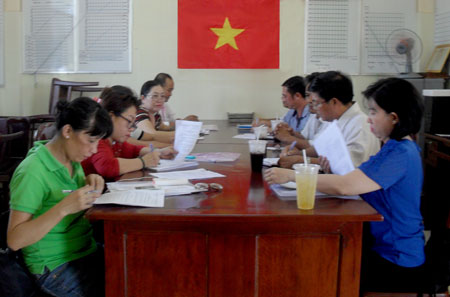Đoàn kiểm tra của Chi cục Dân số - KHHGĐ thành phố Cần Thơ làm việc tại trạm y tế phường Thới Hòa.