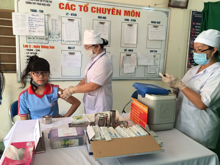 Tiêm ngừa vắc xin sởi - Rubella cho học sinh trường THPT Phan Ngọc Hiển, quận Ninh Kiều.