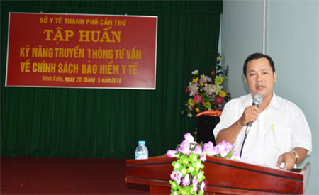 BS. CKI Nguyễn Thành Lập, Trưởng Phòng Nghiệp vụ y, Sở Y tế giải đáp thắc mắc của học viên về chính sách bảo hiểm y tế.