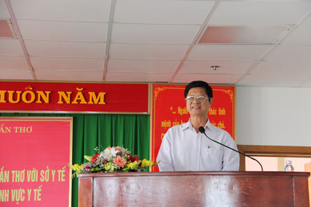 BS.CKI Huỳnh Văn Nhanh, Phó Giám đốc Sở Y tế, phát biểu tại hội nghị.