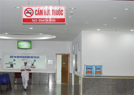 Bảng Cấm hút thuốc lá được treo tại hành lang trong Bệnh viện Đa khoa thành phố Cần Thơ. Ảnh: Thúy Duy