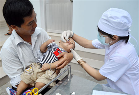 Cho trẻ uống vitamin A tại Trạm Y tế phường Xuân Khánh, quận Ninh Kiều (ảnh tư liệu)