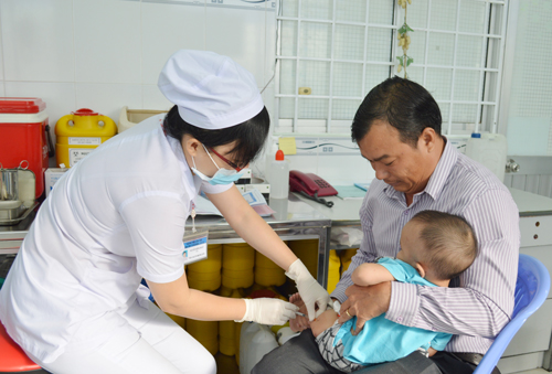 Trẻ được tiêm ngừa bệnh quai bị tại Trung tâm Y tế dự phòng TP Cần Thơ
