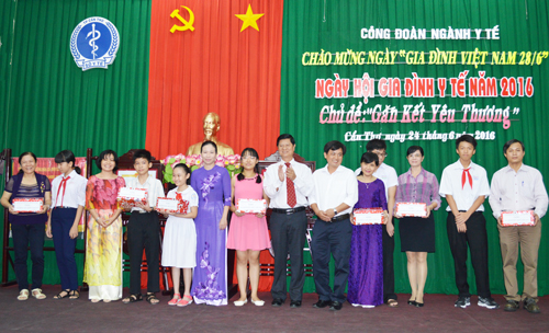 BS.CKI Huỳnh Văn Nhanh, Phó Giám đốc Sở Y tế tuyên dương và tặng quà cho cho 7 gia đình y tế đạt danh hiệu “Gia đình tiêu biểu” năm 2015.