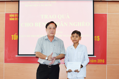 BS.CKII Lê Quốc Chánh, Giám đốc Bệnh viện Ung bướu trao phần quà của “Quỹ hỗ trợ bệnh nhân ung thư - Ngày mai tươi sáng” cho em Trần Văn Thanh.