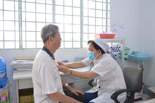 Bệnh nhân đến khám chữa bệnh BHYT tại Trạm y tế phường Lê Bình, quận Cái Răng. Ảnh: Thúy Duy