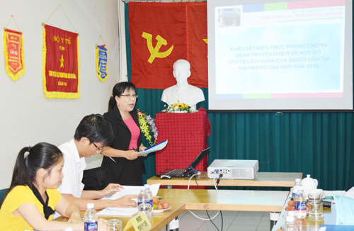 CN Trần Thị Mộng Thu, Phó Giám đốc Trung tâm Truyền thông Giáo dục sức khỏe đại diện nhóm nghiên cứu báo cáo đề cương trước Hội đồng xét duyệt.