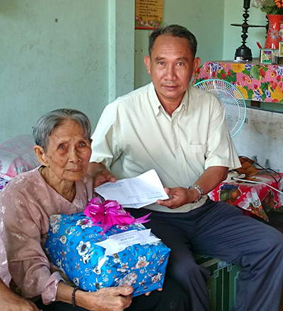 DS.CKII Nguyễn Phước Tồn, Phó Giám đốc Sở Y tế, đang thăm hỏi  sức khỏe mẹ Việt Nam Anh hùng Lê Thị Năm.